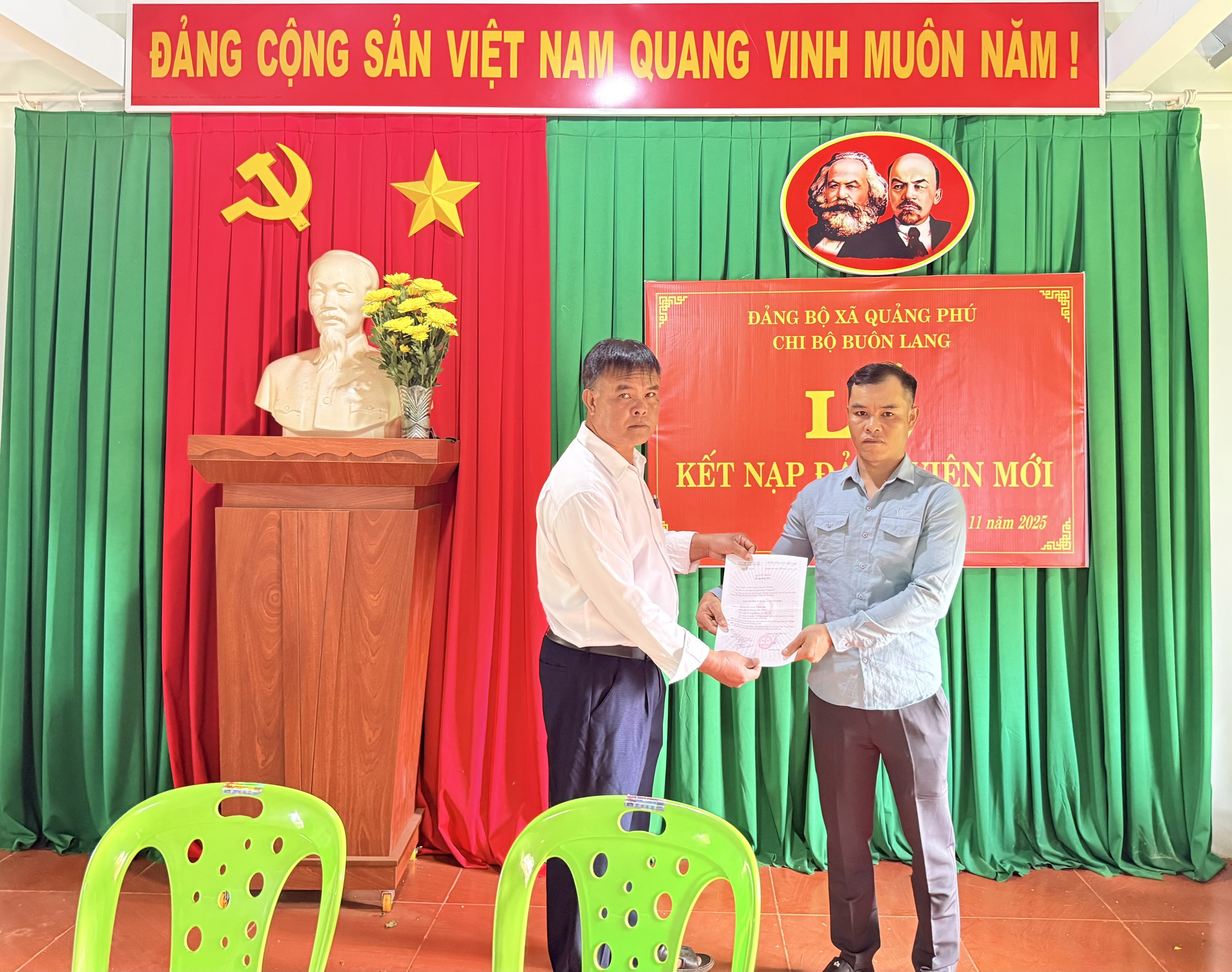 Trao quyết định kết nạp đảng viên cho đồng chí Y Hang Niê 